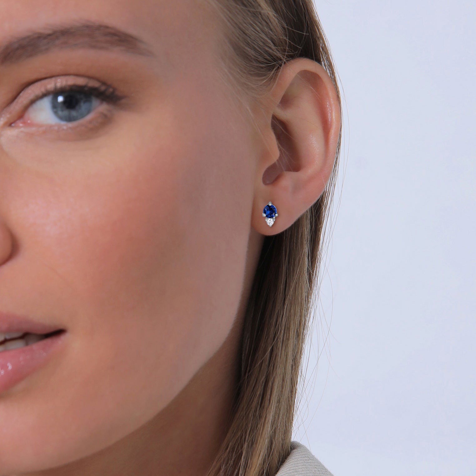 Blue Perhiasan Wanita Perak Asli Anting Simbol Stud dengan Synthetic Sapphire dan Zirconia