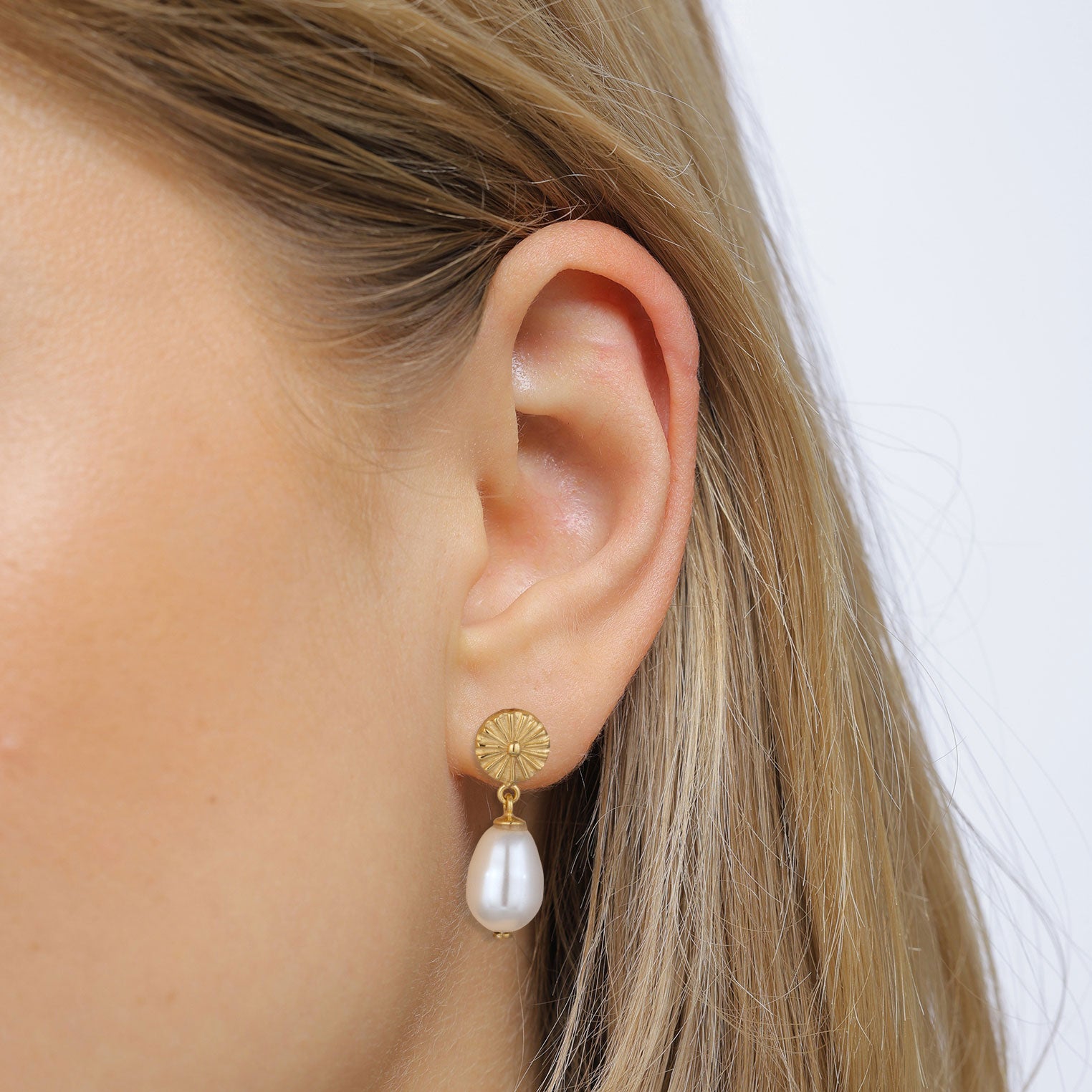 Gold Perhiasan Wanita Perak Asli Lapis Emas Anting Elegant White Synthetic Pearl